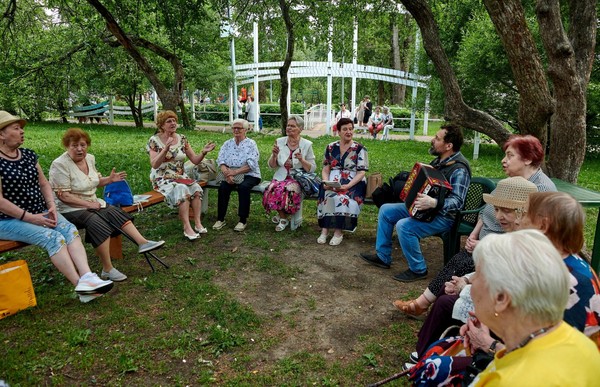 Исполнение песен под гармонь «Всё вокруг теплом согрето…»
