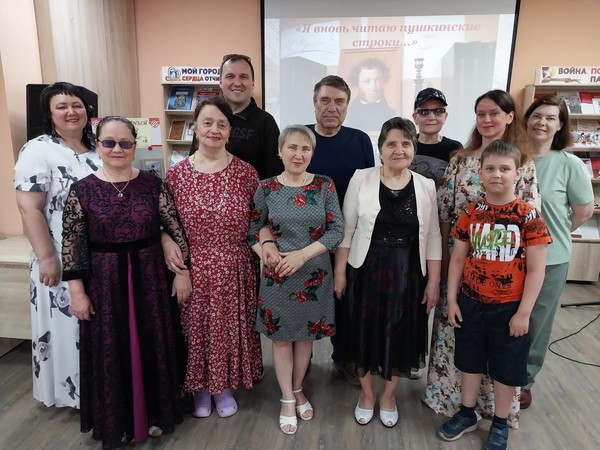 «Во мне звучит мелодия стиха…»: литературно–поэтический микрофон