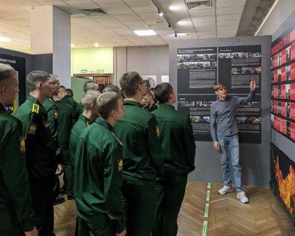 Экскурсия по передвижной выставке «СВОи герои»
