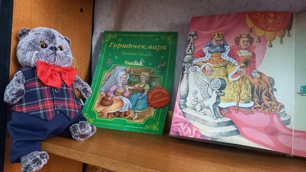 «Большая литература для маленьких книголюбов»: выставка-мозаика