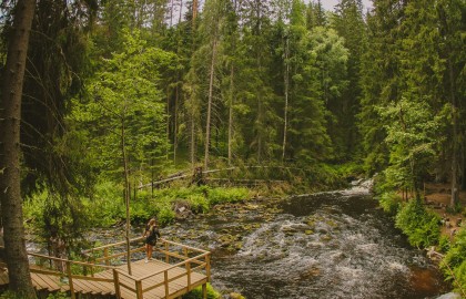 Дивный день в Карелии: водопады, хаски, водная прогулка на драккаре к форелевой ферме