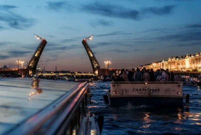 Развод мостов с катера: ночной Петербург без толпы
