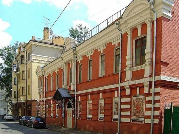 Экспозиции «Музей русского лубка и наивного искусства», «Дача», «Народные картины»