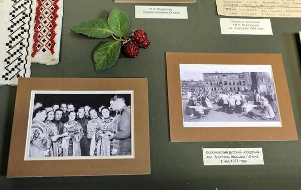 История экспоната «Фотография выступления Воронежского народного хора на площади Ленина. 1943»