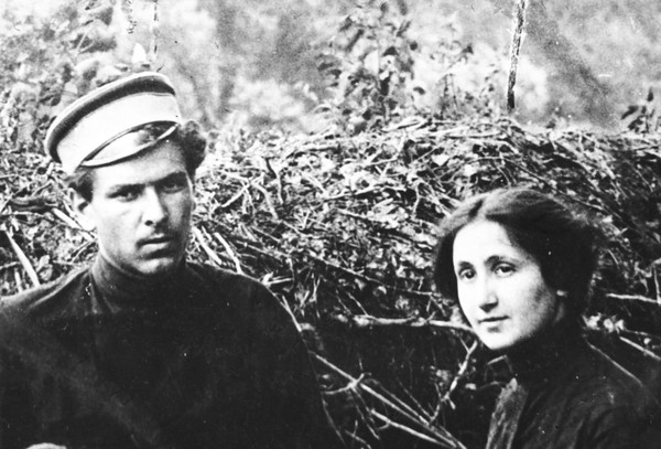Экскурсия по фотовыставке из фонда ГАНИБО «Загляните в семейный альбом»