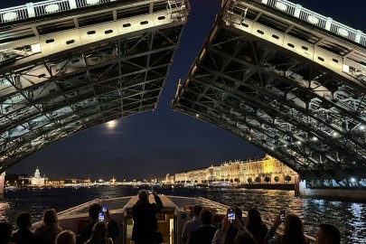 Развод мостов. Ночная прогулка по Неве