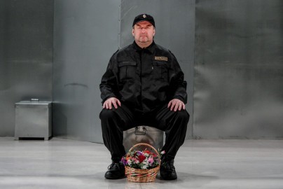 Четверо в комнате, не считая охранника