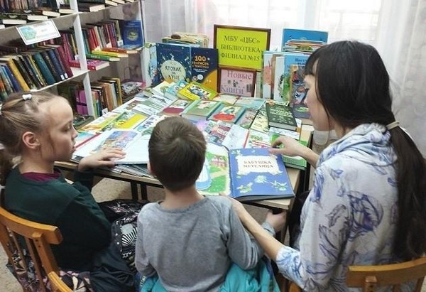 Громкие чтения «Семейный книжный уголок»