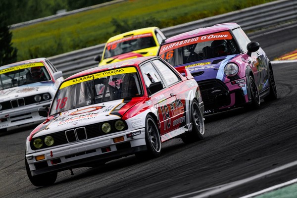 Серия «Классика». 3-й этап международной серии гонок на классических автомобилях