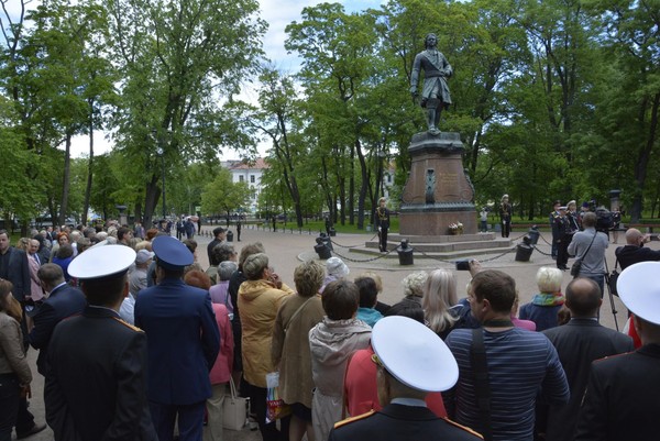 «Торжественная церемония возложения венков и цветов к памятнику Петру Первому»