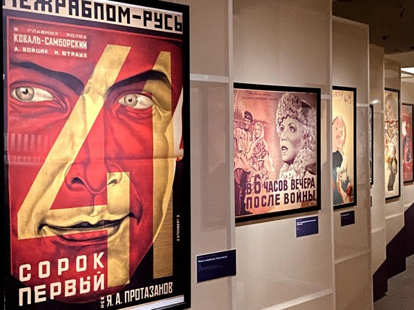 Экскурсия по выставке «Век в лозунгах и красках»