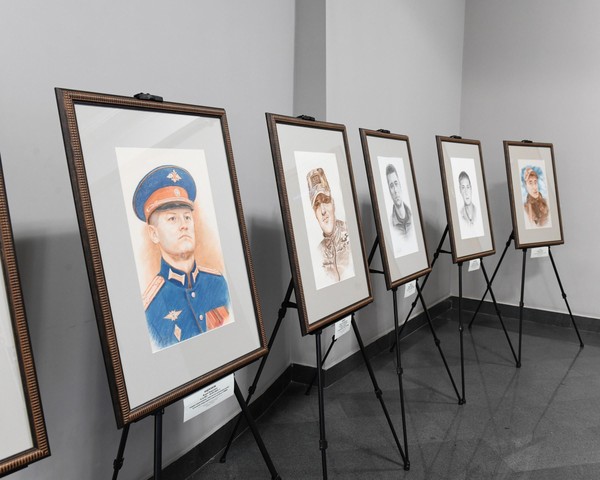 Выставка «Героев родные глаза»