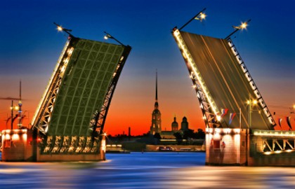 Развод мостов с воды: огни ночного Петербурга и музыка на теплоходе