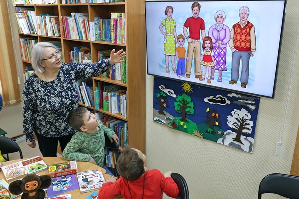 Книжная карусель «Бабули и дедули в детской литературе»