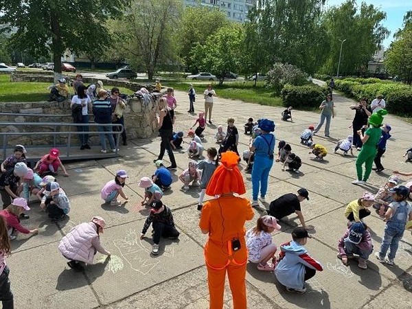 Развлекательная программа «Веселые краски на асфальте»