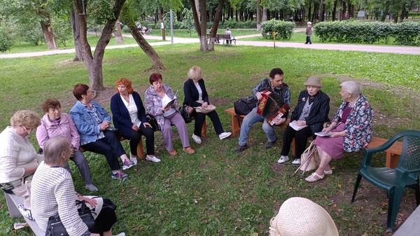 Исполнение песен под гармонь «Здесь пахнет скошенной травой…»