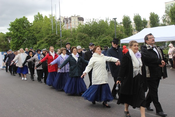 Как прежде мы кружимся в вальсе