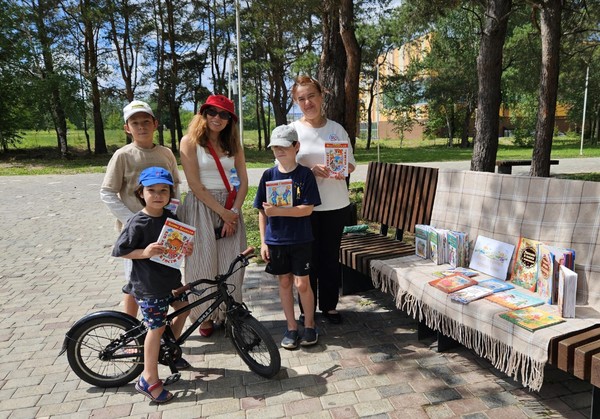Литературная скамейка « В лето с книгой»