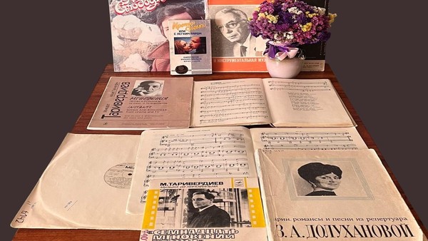 Выставка литературы «Мгновения: 95 лет со дня рождения М. Л. Таривердиева»