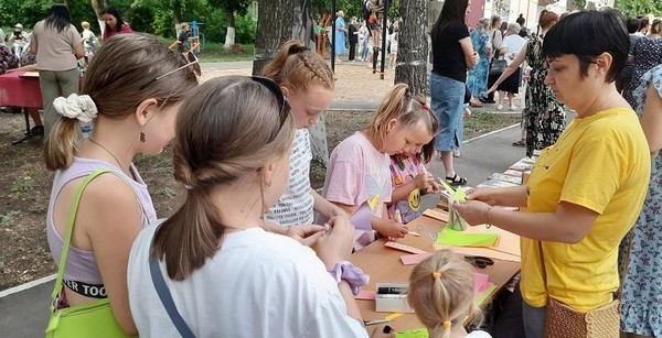 Час творчества «Веселые умельцы в библиотеке»