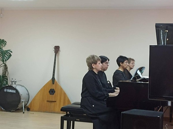 Играют преподаватели