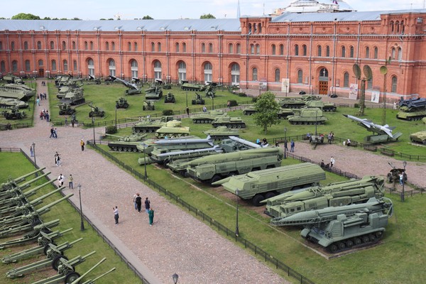 Внешняя экспозиции Военно-исторического музея артиллерии, инженерных войск и войск связи