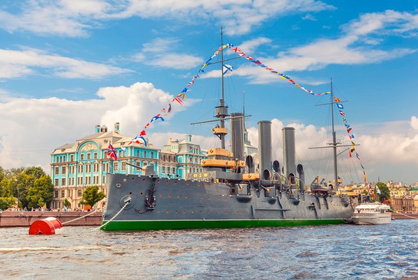 По реке плывёт кораблик