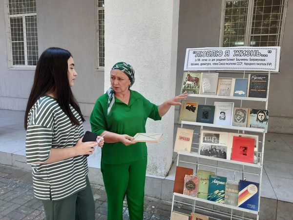 Выставка–представление «Я жизнью одержима...» (Знакомство с переводчиками поэта)