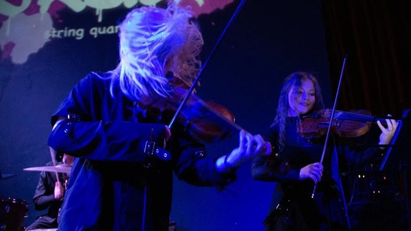 Мировые рок-хиты при свечах в старинной церкви
