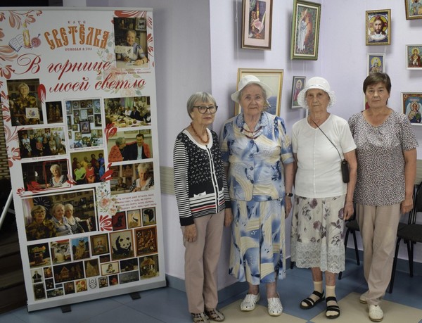 Выставка творческих работ «Теплом своих рук согревая» городского клуба ветеранов «Светёлка»