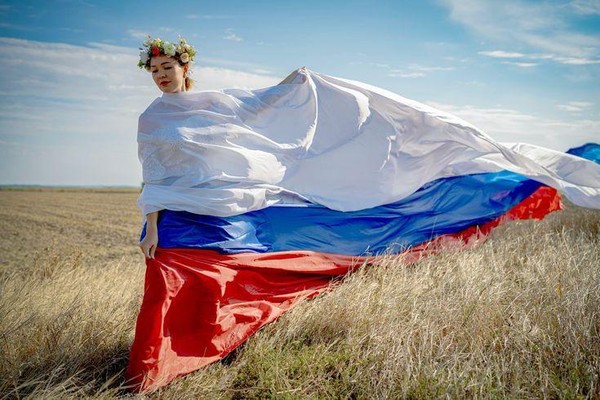 Патриотическая интерактивная программа «Три цвета России»