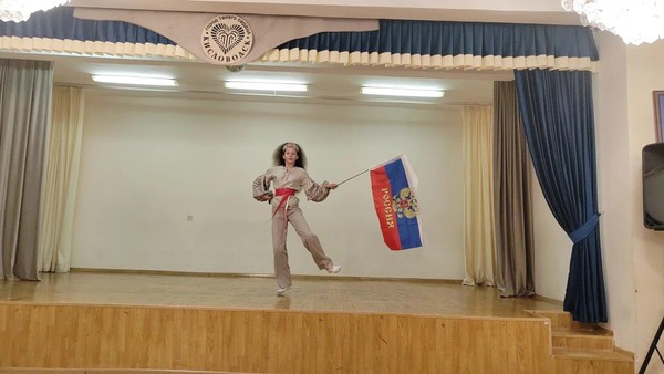 Праздничный концерт, посвященный дню флага <<Под флагом отечества>>
