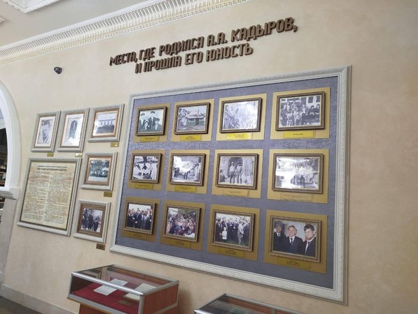 Экскурсия по стенду «Детство и юность Ахмата Кадырова»
