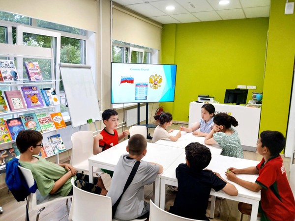 Познавательная программа «Три цвета России»