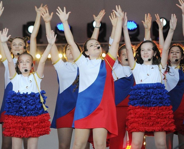 Праздник ко Дню Российского флага