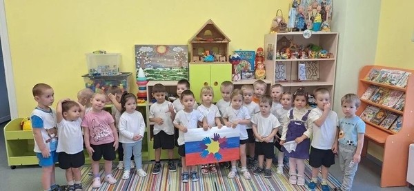 «Гордо реет стяг державный»