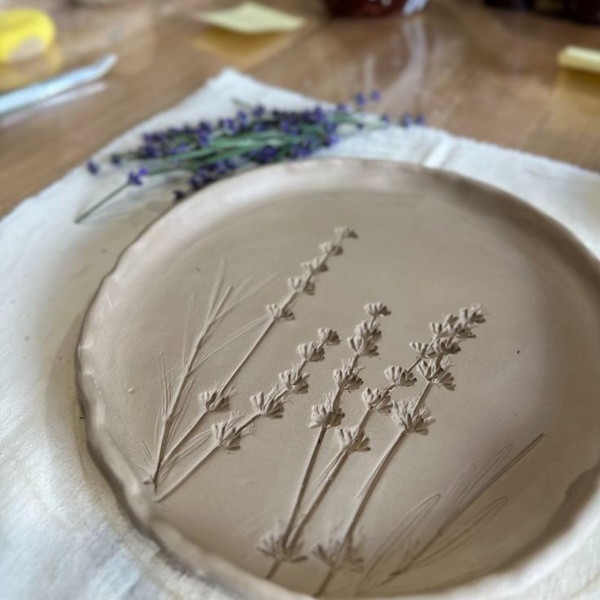 Мастер-класс по лепке из глины — тарелка с отпечатками