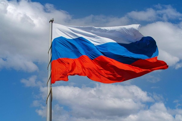 «И гордо реет флаг России!»