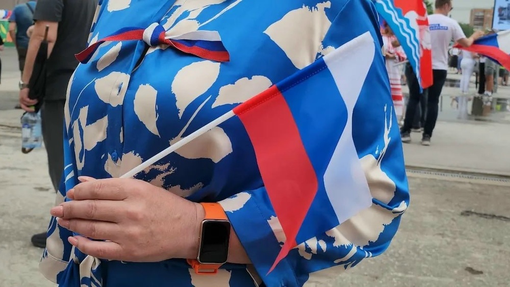 Гордо реет над нами