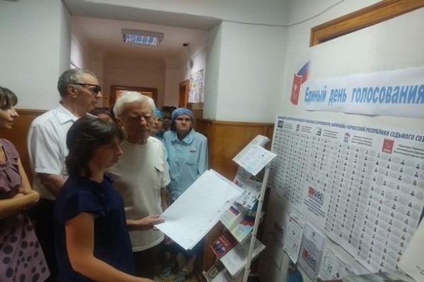 Обзор у информационного стенда «Единый день голосования»