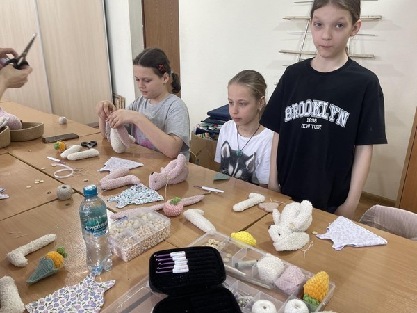 Выставка поделок кружка «Самоделкин» и «Чудеса в подарок» ко дню села Ямкино