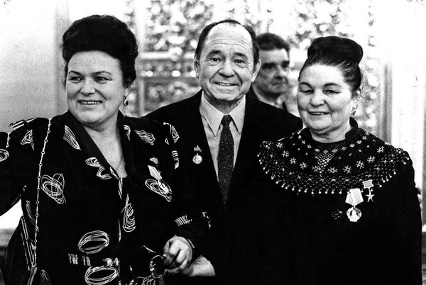 История экспоната «Фотография с Людмилой Зыкиной»