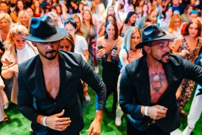 Финальная Латина на крыше на 800 человек: живая музыка и мощные хиты. Despacito, Macarena, Daddy Yankee - поем и танцуем вместе.