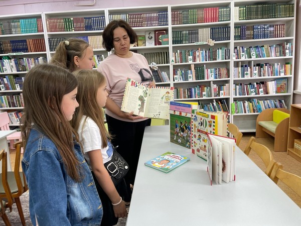 Цикл громких чтений «Хотим, чтоб ваше лето было книгами согрето»
