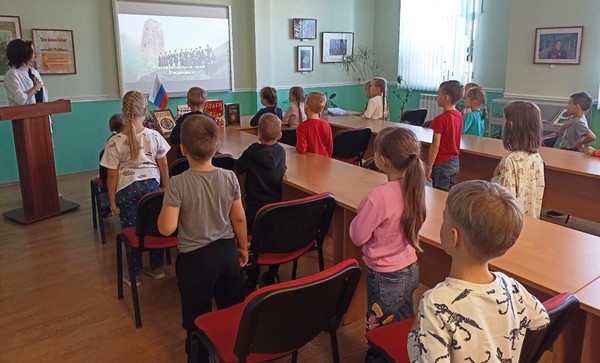 «Гордо реет флаг России»