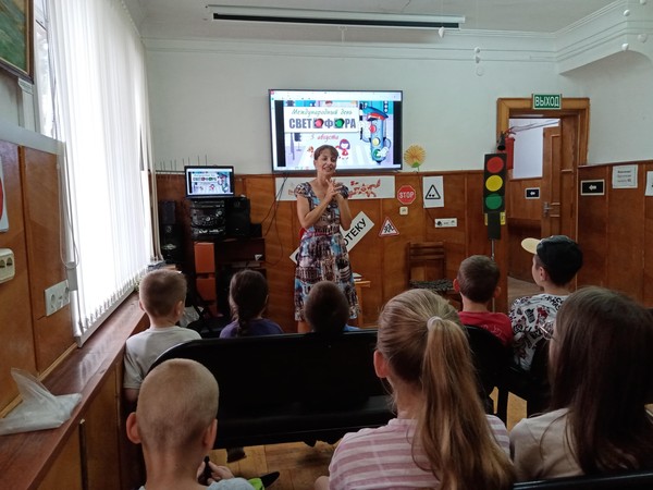 Познавательно-игровой час «Маленькие пешеходы и волшебный светофор»