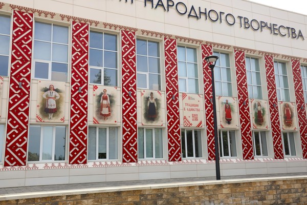 Уличная выставка «Традиции в единстве»