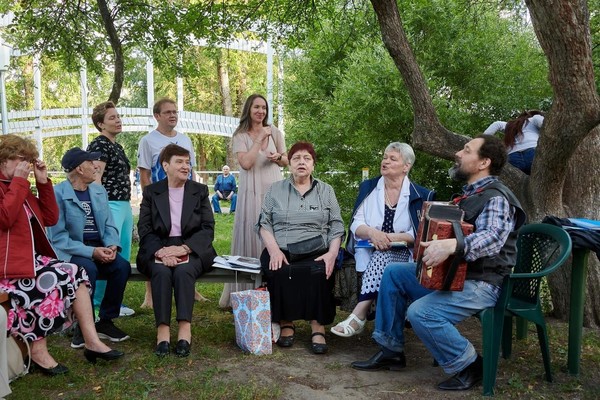 Исполнение песен под гармонь «Августа встреча»
