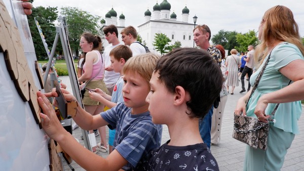 Познавательное путешествие: «Три волшебных цвета»