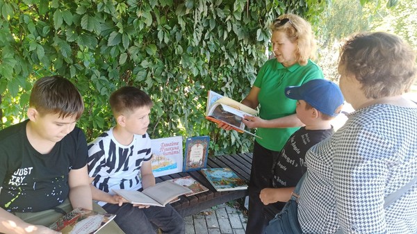 Библиоскамейка «Вышли книжки погулять»